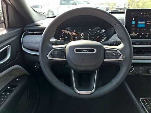 Used 2024 Jeep Compass Latitude AWD/4WD image 19