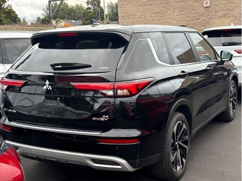 Used 2025 Mitsubishi Outlander SE image 5