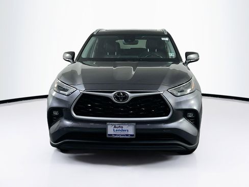 Used 2022 Toyota Highlander XLE image 2