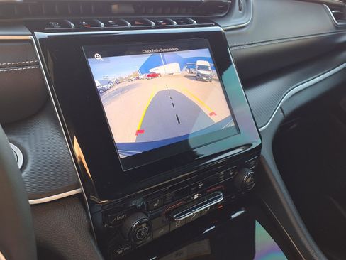 Used 2025 Jeep Grand Cherokee Altitude image 16