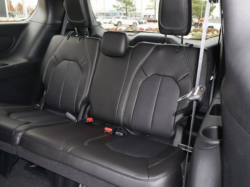New 2026 Chrysler Pacifica Select image 16