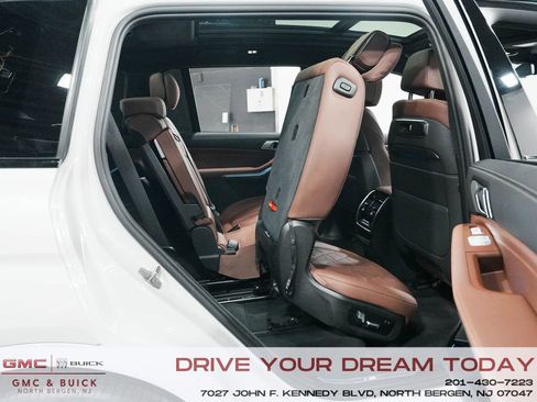 Used 2024 BMW X7 xDrive40i w/ M Sport Package image 37