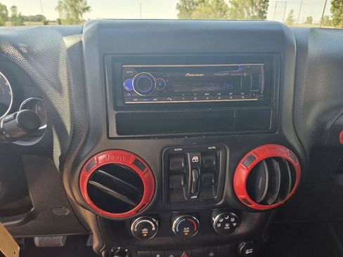 Used 2014 Jeep Wrangler Unlimited Sahara AWD/4WD image 16