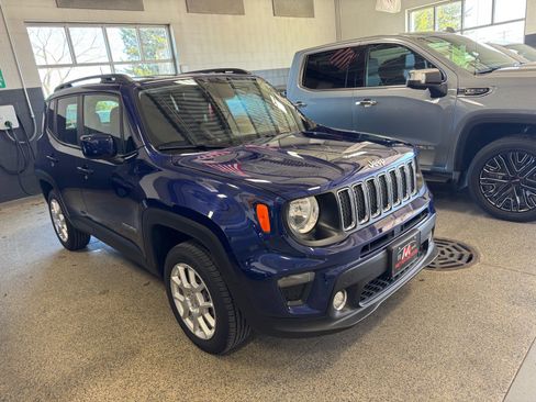 Used 2019 Jeep Renegade Latitude w/ Cold Weather Group AWD/4WD image 3