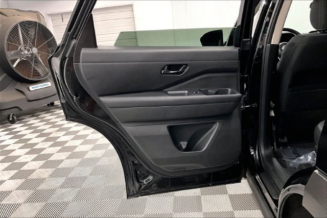 Used 2025 Nissan Pathfinder SV FWD image 21