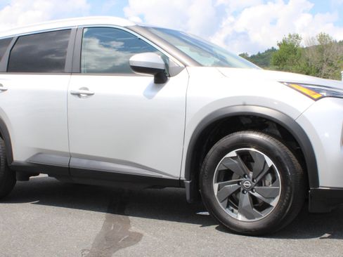 Used 2024 Nissan Rogue SV w/ SV Premium Package AWD/4WD image 5