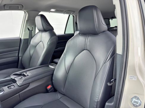 Used 2024 Toyota Grand Highlander XLE image 36