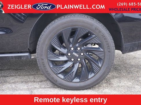 Used 2025 Lincoln Navigator Reserve w/ Jet Appearance Package image 9