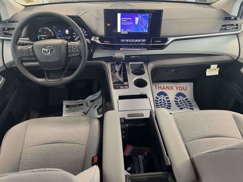 Used 2026 Toyota Sienna LE FWD image 12