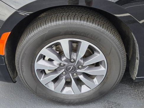 Used 2024 Chrysler Pacifica Limited FWD image 18