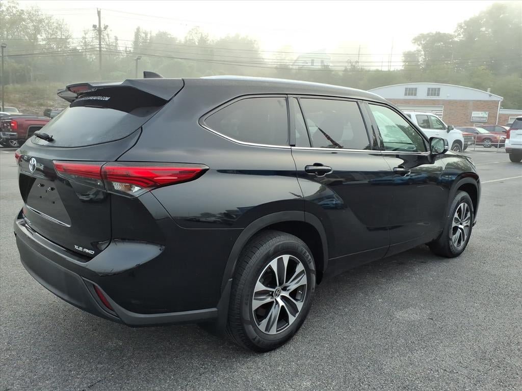Used 2022 Toyota Highlander XLE AWD/4WD image 8