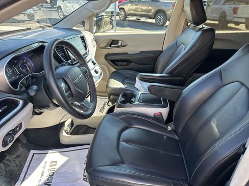 Used 2023 Chrysler Pacifica Touring-L image 2