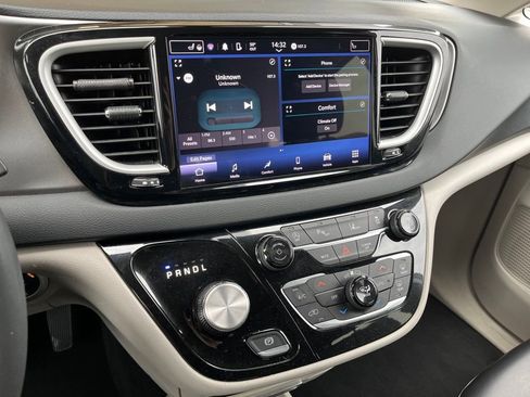 Used 2023 Chrysler Pacifica Touring-L FWD image 19