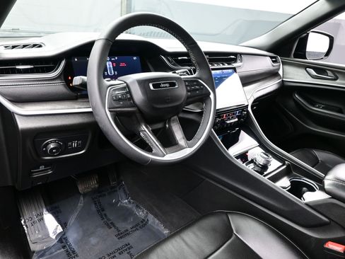 Used 2024 Jeep Grand Cherokee Limited w/ Luxury Tech Group II image 13