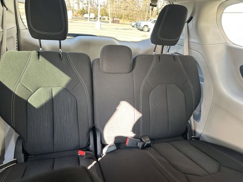 Used 2023 Chrysler Voyager LX image 30
