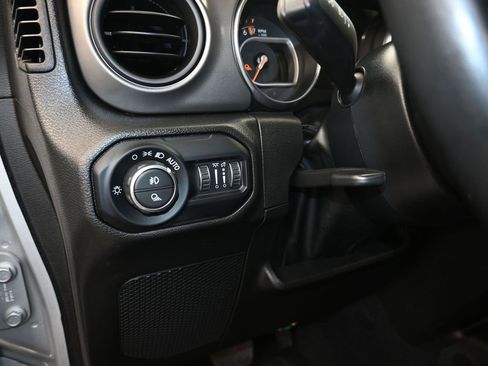 Used 2022 Jeep Gladiator Willys image 12