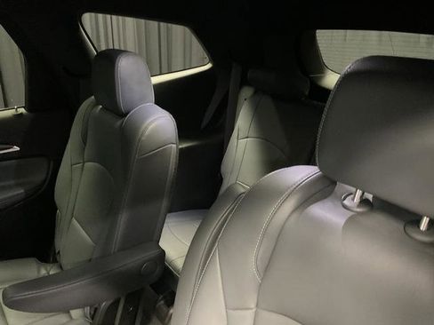 Used 2023 Buick Enclave Essence image 12