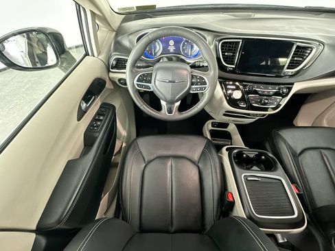Used 2024 Chrysler Pacifica Touring-L FWD image 9