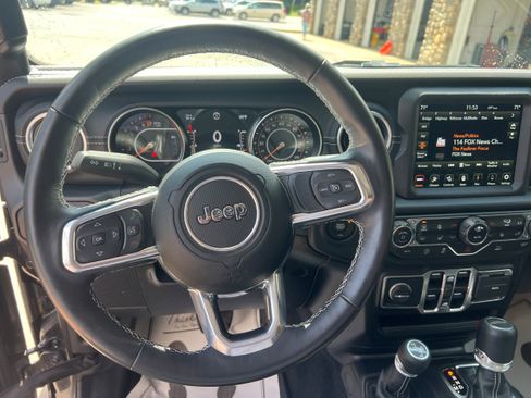 Used 2021 Jeep Gladiator Overland image 13