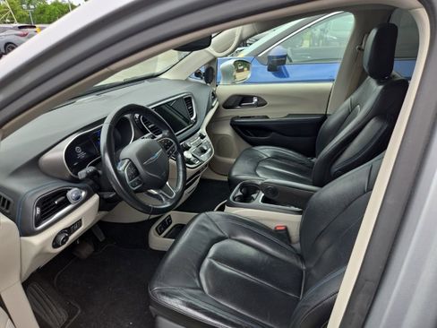 Used 2021 Chrysler Pacifica Touring-L FWD image 5