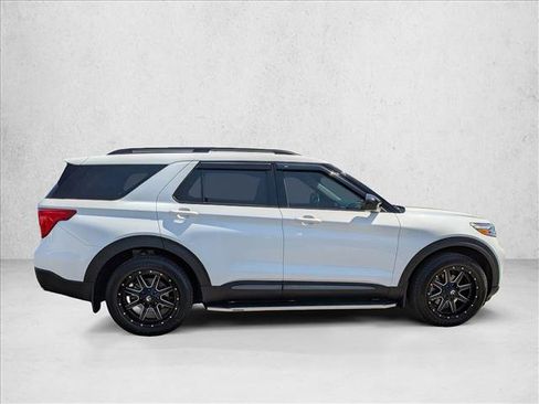 Used 2022 Ford Explorer XLT w/ Equipment Group 202A AWD/4WD image 4