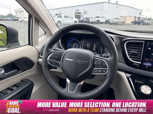 Used 2023 Chrysler Pacifica Touring-L FWD image 15