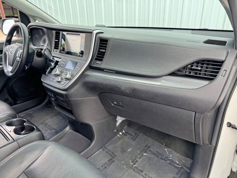 Used 2015 Toyota Sienna SE Premium image 14