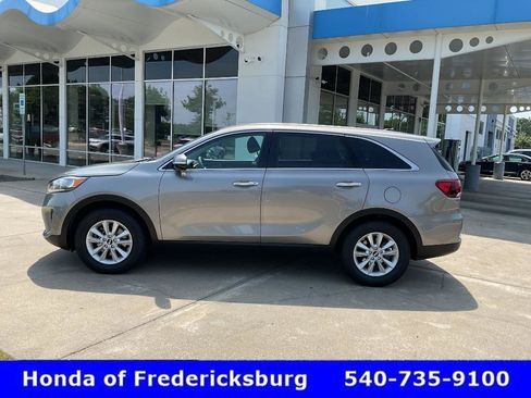 Used 2019 Kia Sorento FWD image 2