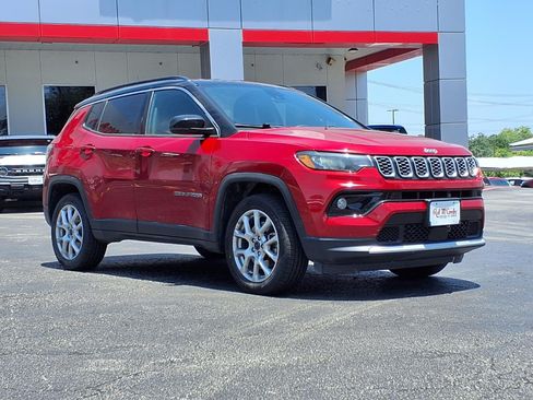 Used 2025 Jeep Compass Limited AWD/4WD image 4