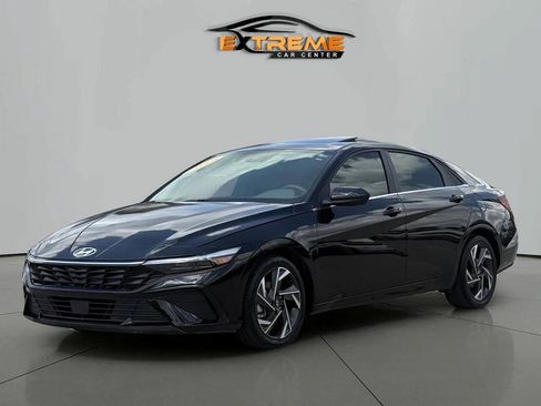 Used 2025 Hyundai Elantra SEL w/ Cargo Package FWD image 2