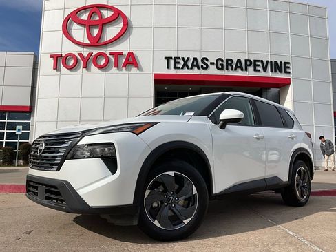 Used 2025 Nissan Rogue SV image 2