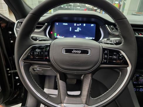 New 2025 Jeep Grand Cherokee Overland AWD/4WD image 18