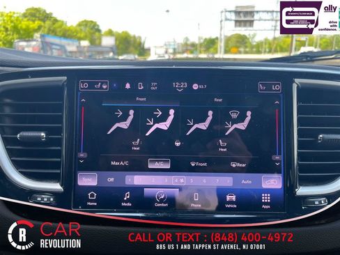 Used 2023 Chrysler Pacifica Touring-L FWD image 19