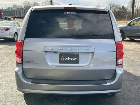 Used 2017 Dodge Grand Caravan SE image 5