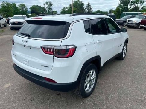 Used 2025 Jeep Compass Latitude AWD/4WD image 6