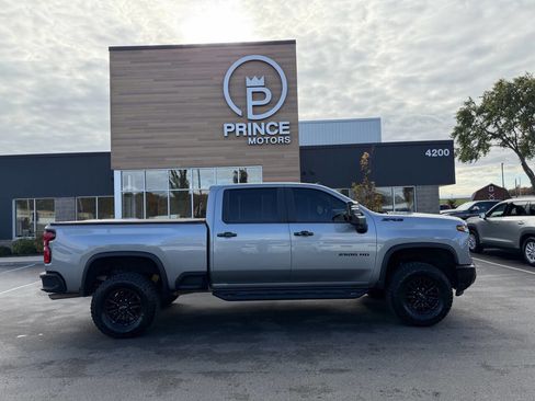 Used 2024 Chevrolet Silverado 2500 ZR2 w/ Technology Package image 8