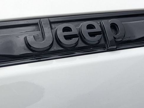Used 2025 Jeep Grand Cherokee Laredo X w/ Luxury Tech Group I AWD/4WD image 9