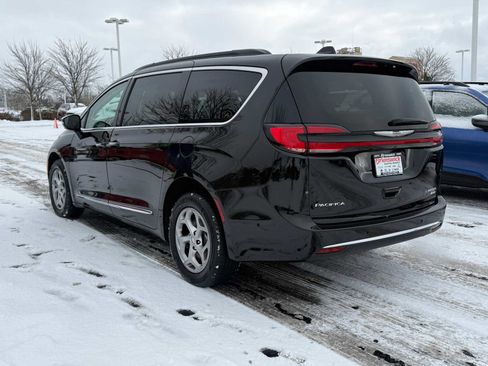 Used 2023 Chrysler Pacifica Limited image 6