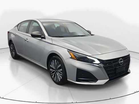 Used 2024 Nissan Altima 2.5 SV image 2