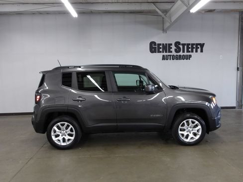 Used 2017 Jeep Renegade Latitude w/ Cold Weather Group AWD/4WD image 3