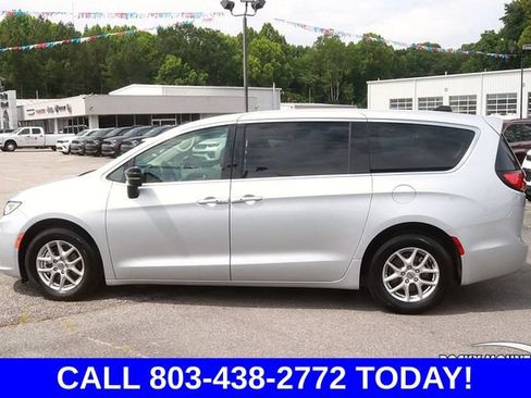 Used 2024 Chrysler Pacifica Touring-L FWD image 4