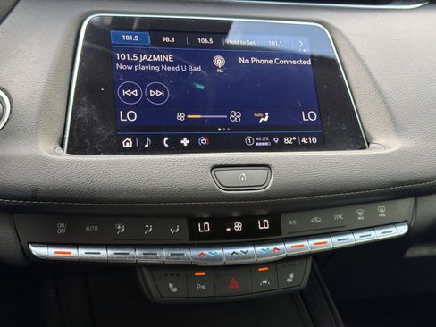 Used 2023 Cadillac XT4 Luxury w/ Cold Weather Package FWD image 19