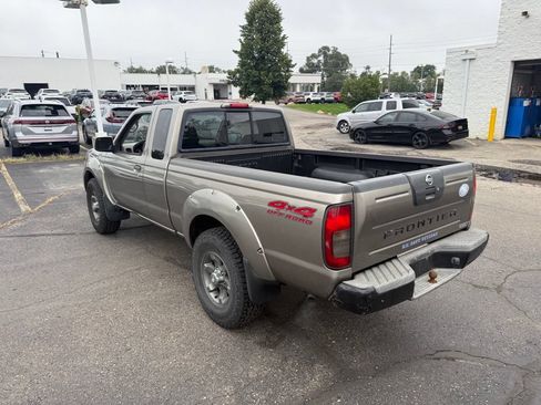 Used 2004 Nissan Frontier XE Desert Runner w/ (VTP) Value Truck Pkg AWD/4WD image 2