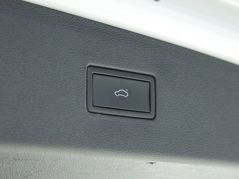 Used 2022 Volkswagen Tiguan SE image 40