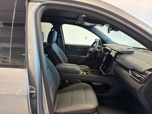 Used 2025 GMC Acadia AT4 AWD/4WD image 39