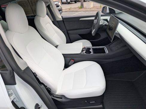 Used 2022 Tesla Model Y Long Range image 8