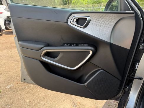 Used 2025 Kia Soul LX w/ LX Technology Package FWD image 18