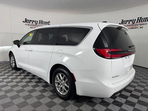 Used 2025 Chrysler Pacifica Select FWD image 8