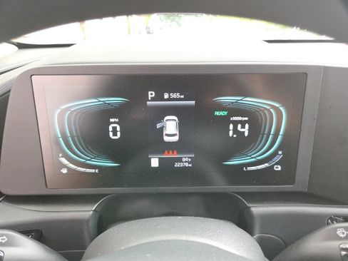 Used 2025 Kia Niro LX FWD image 2
