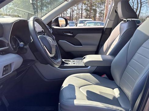 Used 2022 Toyota Highlander XLE image 10